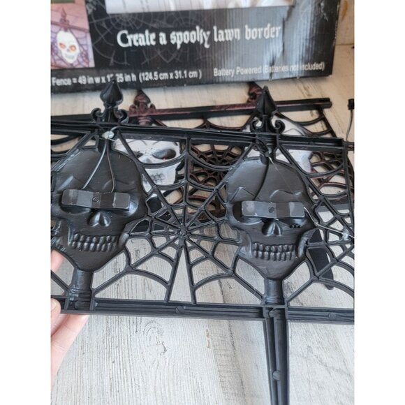Gothic skull fence light up Halloween prop lawn decor home - Picture 9 of 10